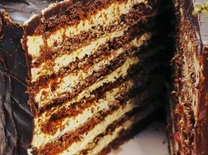 Medaus tortas su šokoladiniu kremu ir uogiene