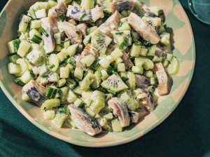 Silkės salotos su kiviais ir agurkais
