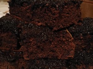 Drėgnas šokoladinis pyragas su uogiene