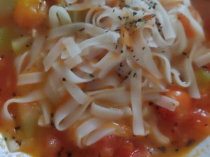 Greita krevečių sriuba su ryžių makaronais