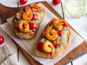 Greiti sumuštiniai su krevetėmis, avokadais ir pomidorais