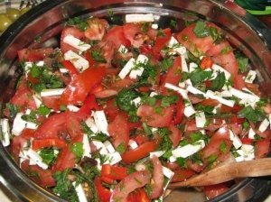 Pomidorų salotos su fetos sūriu