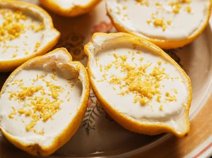 Citrininis grietinėlės kremas citrinų puselėse "Lemon Posset"