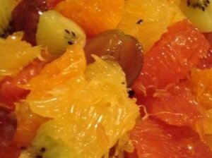Citrusų salotos su kivi ir vynuogėmis