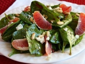 Rudonų apelisinų ir špinatų salotos