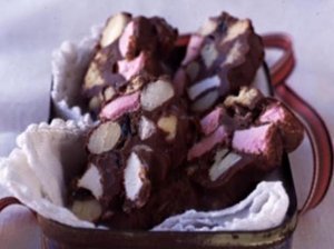 Šokoladiniai saldainiai su makadamijų riešutais