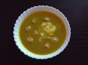 Kreminė špinatų sriuba su mėsos kukuliais