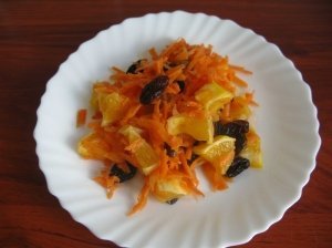 Morkų salotos su razinomis, apelsinais ir medumi