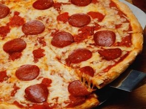Naminė pica su saliami