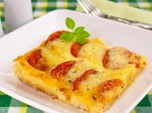 Sluoksniuotos tešlos pica su sūriu ir pomidorais