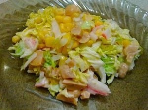 Kopūstų salotos su krabų lazdelėmis