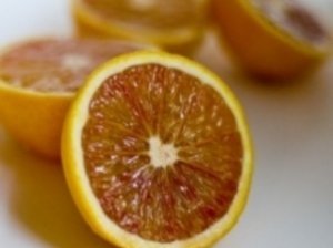 Nevirtas apelsinų džemas su džiovintomis uogomis, riešutais bei juodąja ceilono arbata