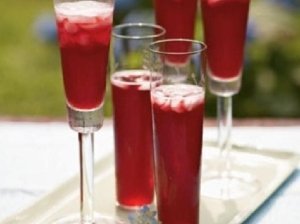 Granatų sulčių ir putojančio vyno kokteilis