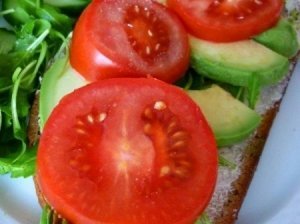 Sumuštinukai su avokadais ir pomidorais