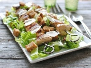 Vištienos vėrinukai su salotomis