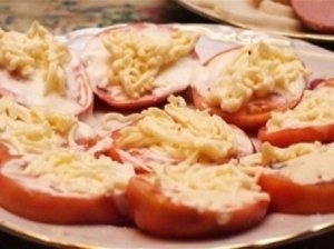 Pomidorų su sūriu užkandėlė