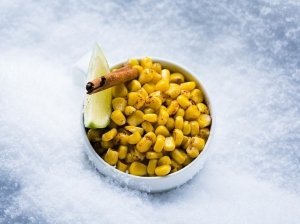Karštieji kukurūzai su cinamonu ir žaliąja citrina (2 porcijos)