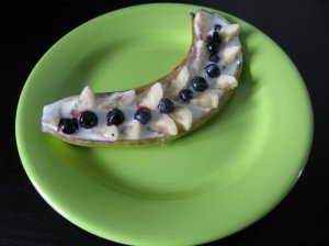 Vasariškas desertas banano žievėje