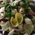 Burokėlių salotos su mocarelos sūriu ir rausvaisiais svogūnais