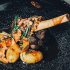 Ėriuko kulninė su traškiomis bulvytėmis ir žiemos daržovių salotomis
