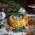 Keptas tešloje "Camembert" sūris su medumi ir pipirais