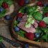 Špinatų salotos su kepta antiena ir pikantišku padažu
