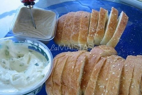 Kvietinės duonos skrebučiai su sūriu