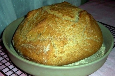 Sluoksniuota rupių kvietinių miltų duona