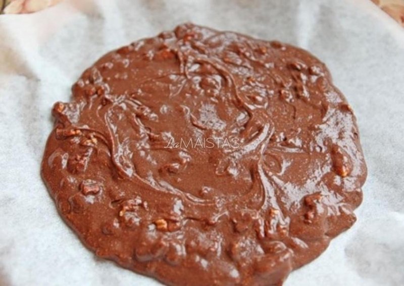 Šokoladiniai sausainiai su riešutais