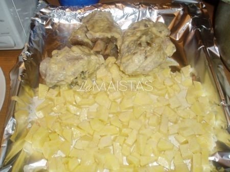 Orkaitėje kepta kiauliena su bulvėmis