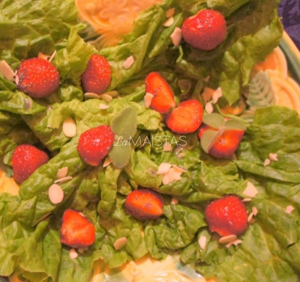 Braškių salotos su aguoniniu užpilu