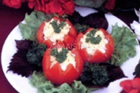 Silkės salotomis įdarytas  pomidoras