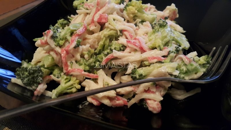 Greitos brokolių salotos su krabų lzdelėmis