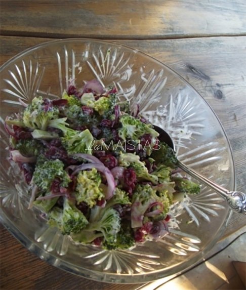 Brokolio ir džiovintų spanguolių salotos