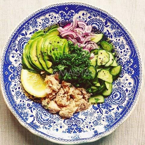 Gardžios salotos su avokadu ir tunu