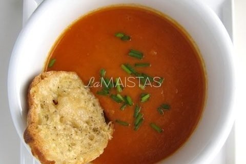 Šalta pomidorų sriuba su skrebučiais