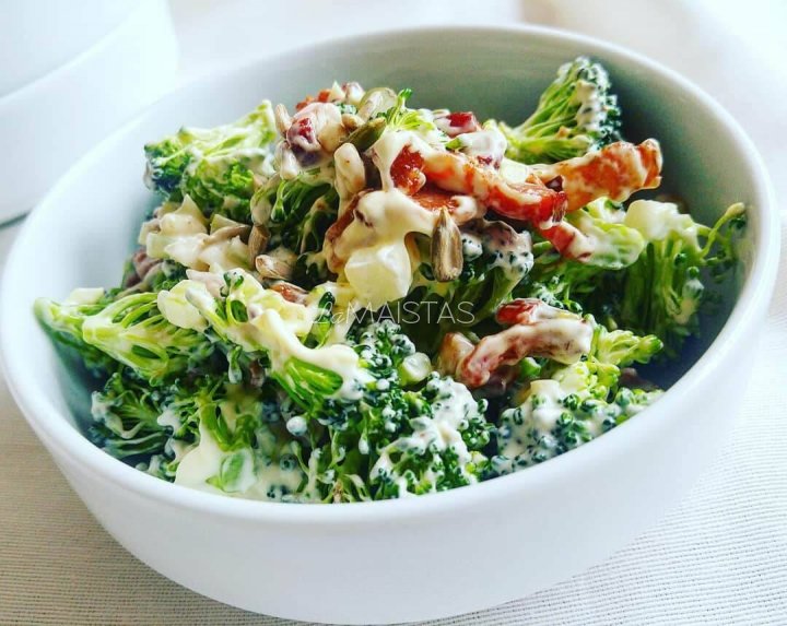 Gaivios brokolių salotos su šonine