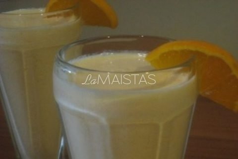 Šaldyto pieno kokteilis su apelsinų sultimis