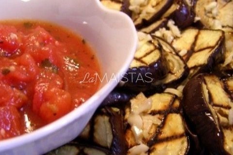 Grilyje kepti baklažanai su pomidorų padažu