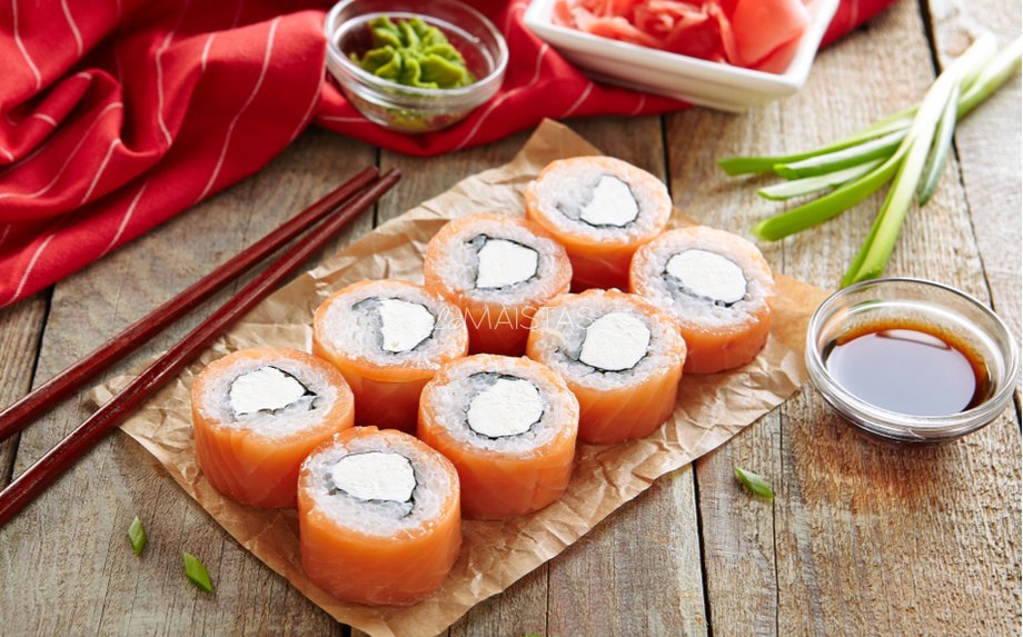 Suši sushi su lašiša kreminiu sūriu