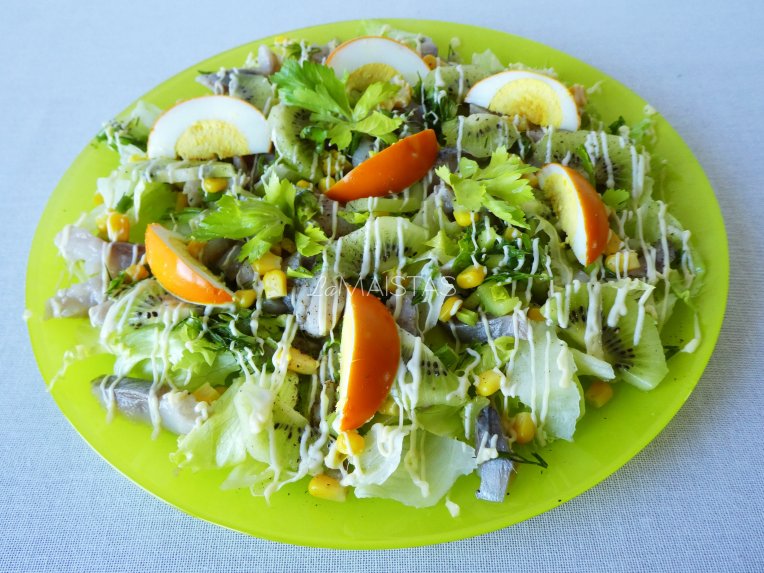 Pavasariškos salotos su silke ir be lukšto dažytais kiaušiniais