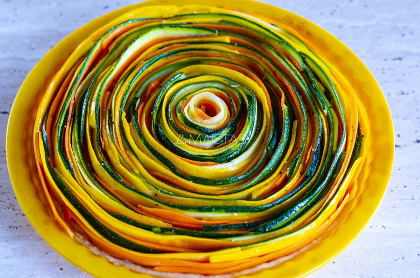 Spalvingas cukinijų ir morkų pyragas "Spiralė"