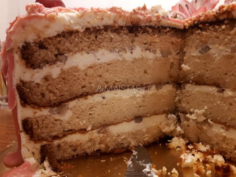 Medaus skonio tortas su grietinėlės kremu ir riešutais
