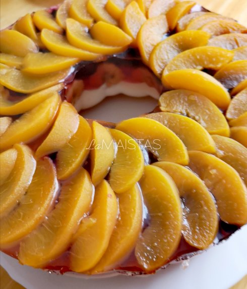 Želė pyragas su persikais