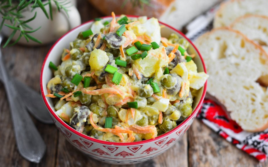 Bulvių salotos su marinuotais pievagrybiais ir daržovėmis