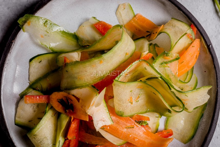 Gaivios morkų, agurkų ir cukinijų salotos