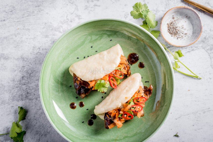 Azijietiškas Bao sumuštinis su mėsa ir daržovėmis