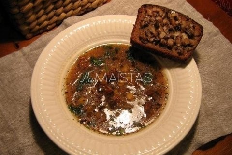 Grybų, svogūnų, žirnių sriuba su silkiniu skrebučiu