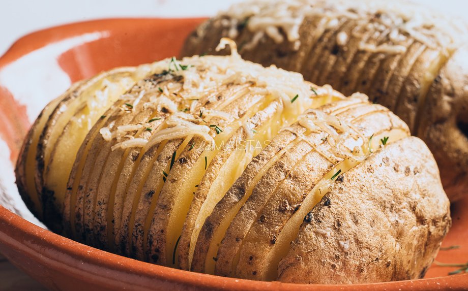 Keptų bulvių “armonikos” su sūriu ir sviestu