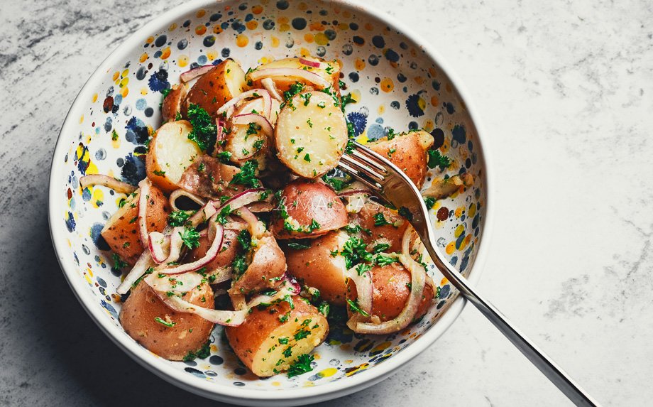 Vokiškos bulvių salotos su svogūnais ir garstyčiomis